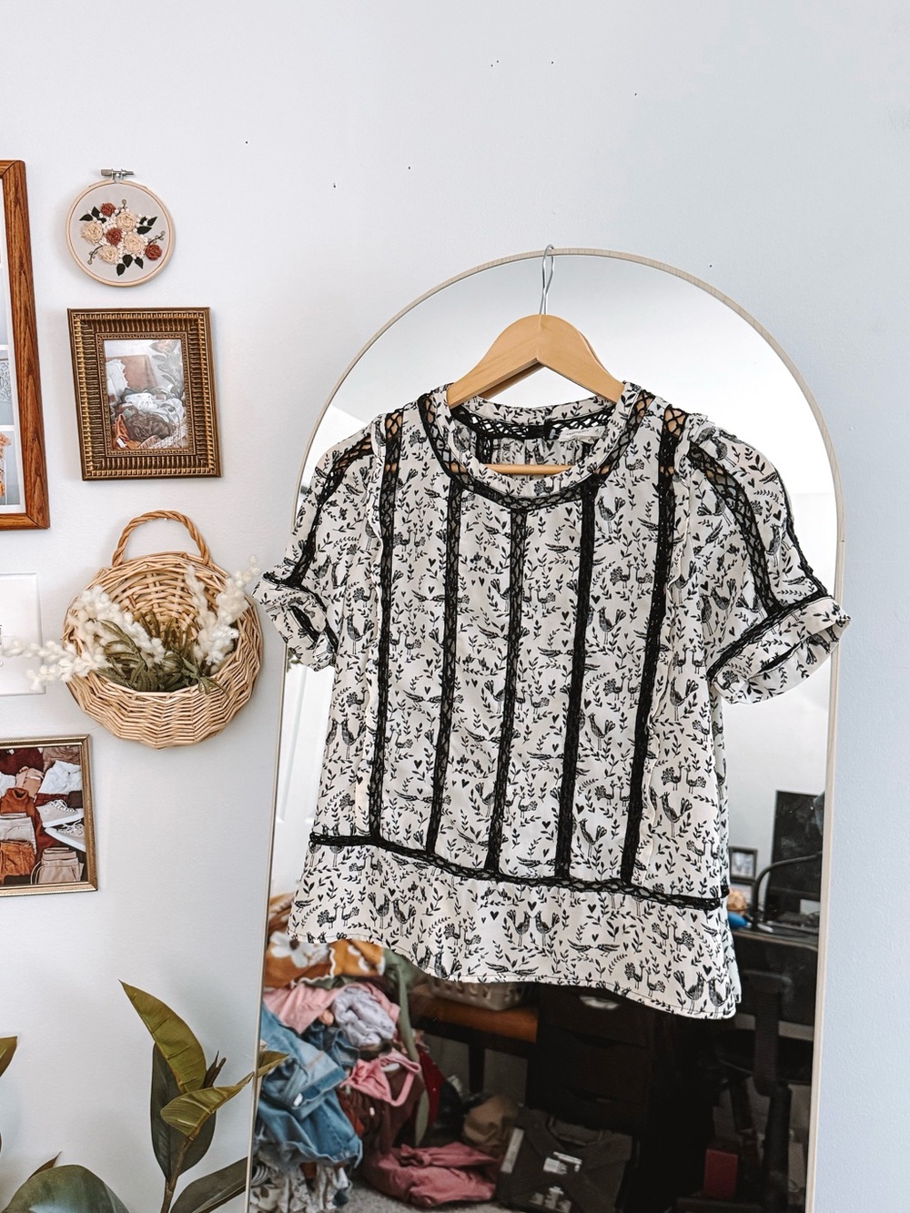 Meadow Rue Anthropologie Women's Black & White Floral Short-Sleeve Blouse